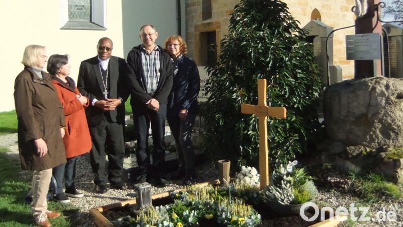 Bischof Beatus Christian Urassa zusammen mit Verantwortlichen der Nikolauspfarrei Pittersberg am Priestergrab von PfarrerJoseph Fromm. Von links: Elfriede Blank, Christa Fischer, Bischof Beatus Christian Urassa, Kirchenpfleger Josef Schlegl und Mesnerin Hildegard Schlegl. Bild: gm