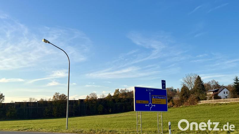 Unterhalb des Buchbergs soll ein Supermarkt mit Vollsortiment gebaut werden. Der Gemeinderat bringt die Änderung des Flächennutzungsplans und den Bebauungsplan auf den Weg. Bild: Eichl