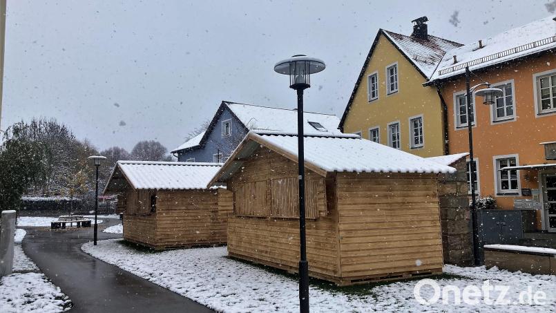 Die beiden Buden für den Kemnather Wintergarten sind schon aufgebaut, der erste Schnee liegt auch schon auf den Dächern. Bild: stg