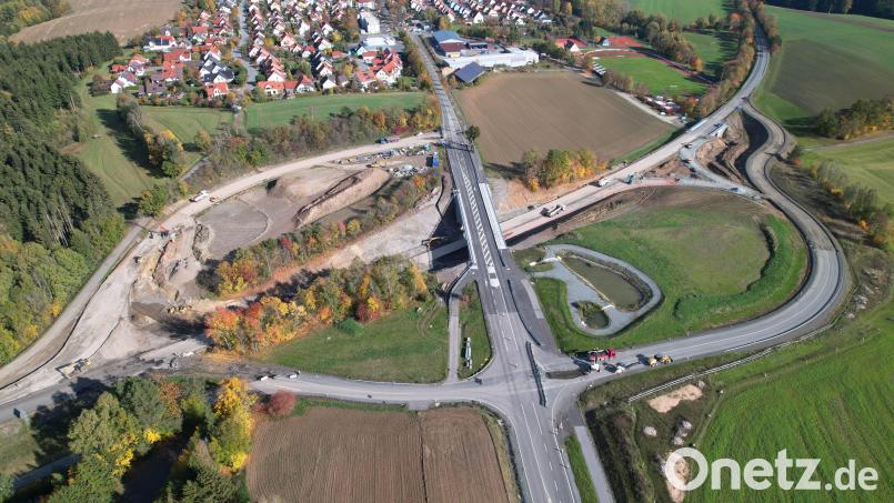Die B299 (vertikal verlaufend) wird per Ein- und Ausfädelungsspuren an die B22 (vom unteren linken Bildrand zum oberen rechten Bildrand verlaufend) angeschlossen. Die Arbeiten sollen Anfang Dezember abgeschlossen sein. Bild: rw