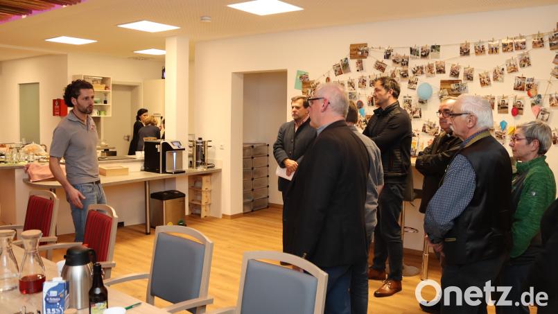 Einrichtungsleiter der Tagespflege in Rieden, Johannes Sellmeyer (links), führte im Anschluss an die Versammlung durch die Räume der Tagespflege "Unteres Vilstal". Bild: mrr