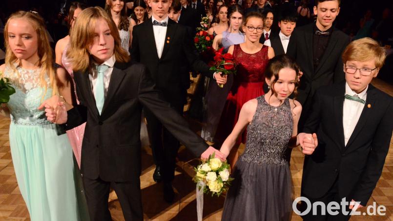 Sich nur keinen Fehltritt erlauben. Die Blicke waren bei der Polonaise noch vorsichtig gesenkt. Abschlussball der drei Weidener Gymnasien. Bild: Kunz