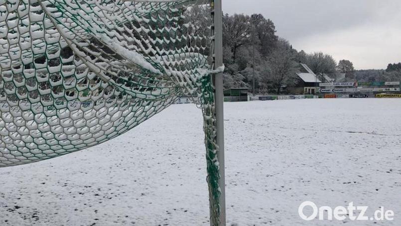 Auch in Ammerthal blieben die Tornetze hochgebunden. Nach den Schneefällen am Wochenenden wurde das für Sonntag geplante Bayernligaspiel der DJK gegen den SC Eltersdorf abgesagt. Bild: rba