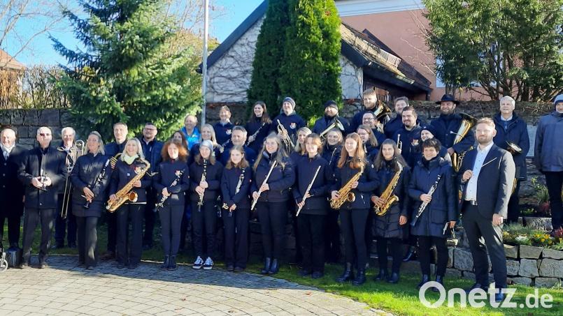 Viele ehemalige Musiker kamen bei einem Treffen der Ammerthaler Blaskapelle wieder zusammen. Bild: oe