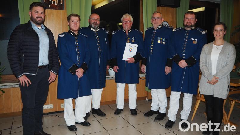 Den Verdienstorden des Landesverbandes als auch der Historischen Bürgerwehr Neustadt erhielt Josef Marzi (Mitte). Bild: krb