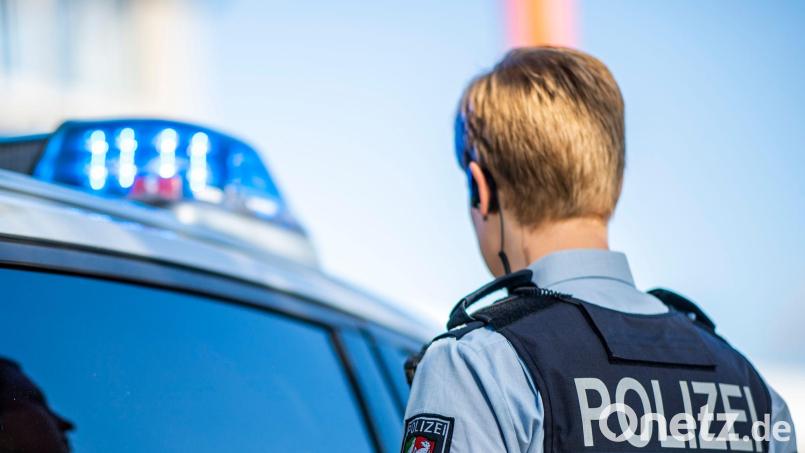 Die Polizei musste einem Mann in Unterfranken an seinem Geburtstag den Fernseher und seine Musikanlage wegnehmen. Symbolbild: David Inderlied/dpa
