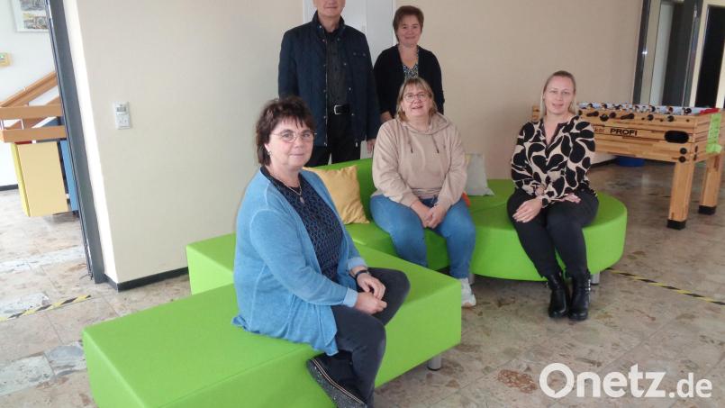 Die drei Damen der Mittagsbetreuung Regina, Monika Borowski und Sonja Lingl (von links) testen das neue Sofa, zusammen mit den beiden Schulverbandsvorsitzenden Sonja Meier und Walter Schauer. Bild: amö
