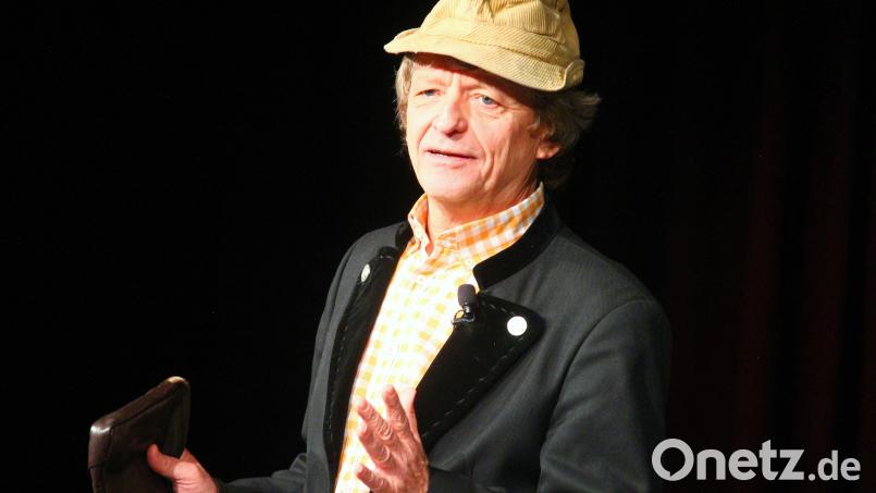 Erwin Pelzig erklärte am Freitagabend in der ausverkauften Neustädter Stadthalle die Welt Bild: stg