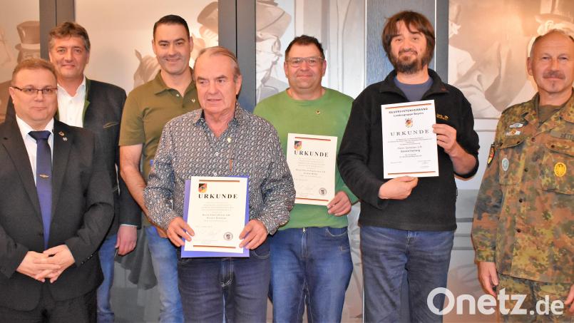 Manfred Zettl (rechts) sowie Hartmut Schütze (von links) und Edgar Knobloch ehrten die langjährigen RK-Mitglieder Thomas Ernstberger, Werner Berlinski, Roland Müller und Gerald Hartwig. Bild: rgr
