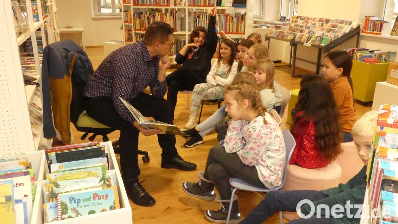 Der Vorlesetag in der Stadtbücherei macht den jungen Gästen großen Spaß. Bild: rn