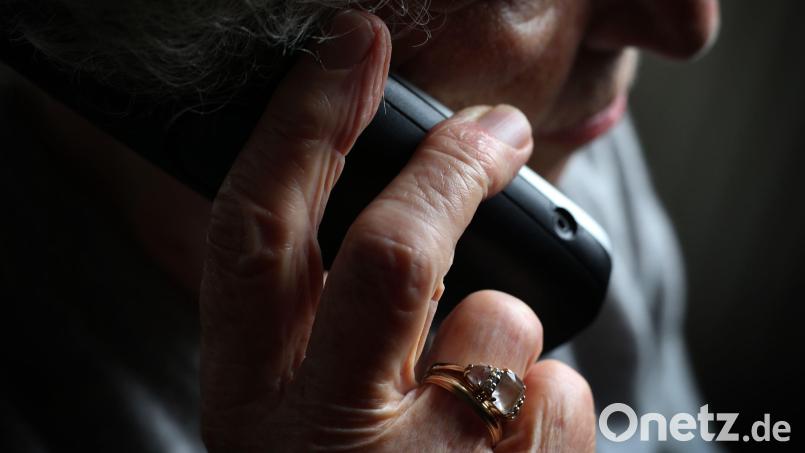Eine 86-Jährige aus Feilitzsch im Landkreis Hof ist auf eine bekannte Betrugsmasche hereingefallen. 20.000 Euro hat sie einer unbekannten Frau überreicht. Symbolbild: Karl-Josef Hildenbrand/dpa