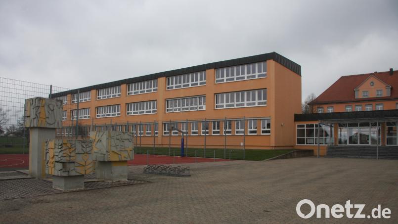 Das Bild zeigt die Mittelschule Wiesau (vorne im Bild) und die Grundschule Wiesau (dahinter). Die jeweiligen Schulverbandsumlagen sinken in diesem Haushaltsjahr. Archivbild: wro