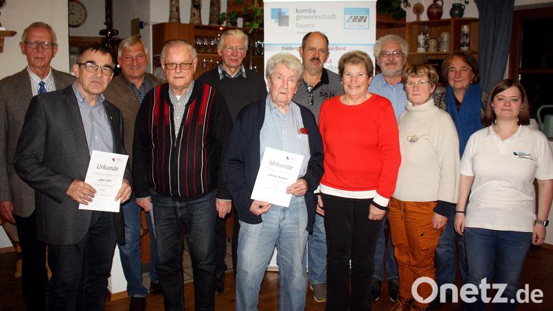 Bei der Komba-Generalversammlung erhielten zahlreiche langjährige Mitglieder die Ehrung. Durch den Abend führte Moderator Manfred Meßner (links), zudem sprachen die beiden Vorsitzenden Sandy Klughardt (rechts) und Anton König (Vierter von rechts). Bild: R. Kreuzer