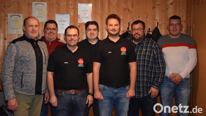 Zweiter Bürgermeister Roman Bauer (links) gratulierte dem neu gewählten Vorstand Christian Wittmann (Dritter von rechts), seinem Stellvertreter Bernhard Lindner (Dritter von links), Kassier Georg Gollwitzer (Zweiter von links) und Schriftführer Matthias Bergler (Vierter von links) zur Wahl. Mit im Bild Kassenprüfer Thomas Troidl (Zweiter von rechts) und Mitglied Markus Löw (rechts). Bild: fla