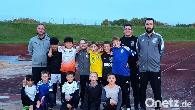 E-Junioren des TSV Kümmersbruck mit ihren Trainern nach erfolgreichem Ablegen des Sportabzeichens Bild: Backes, Klaus [bkg]