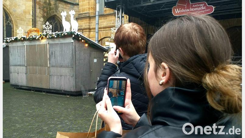 Veronika und ihr Freund Luca können es kaum erwarten, bis der Amberger Weihnachtsmarkt am Donnerstag, 24. November, öffnet. Am vergangenen Samstagnachmittag machten sie schon mal Fotos von den Buden und der Dekoration. Bild: tk