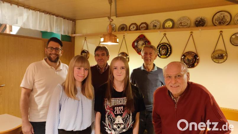 Vorstellung des Auerbacher Christkinds mit (von links) Stefan Kroher (Stadtverband), Marina Brütting
Anton Lord (Stadtverband), Lisa Deinzer, Theo Schleicher sowie Alfred Graf. Bild: Andy Deml/exb
