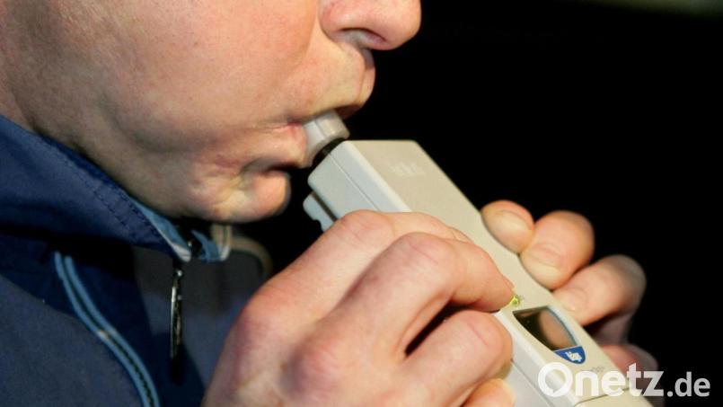 Eine Alkoholtest ergab in Amberg bei einem 23-jährigen Mann 2,3 Promille. Symbolbild: Uli Deck/dpa