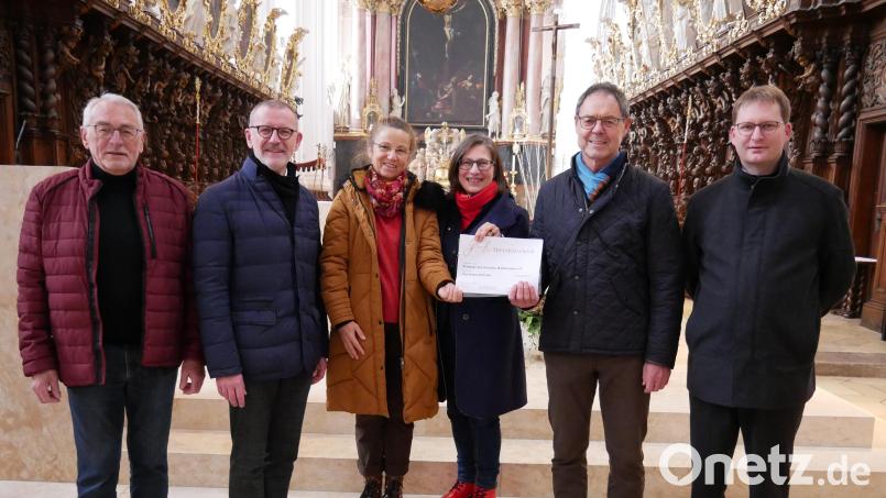 Einen symbolischen Scheck aus dem Kartenverkauf des Benefizkonzertes und weiteren Spenden übergaben die beiden Vorsitzenden des Deutschen Ärztechors an den Förderverein „Freunde der Basilika Waldsassen e.V.“. Im Bild von links Alois Michl, Stadtpfarrer Dr. Thomas Vogl, Dr. Nicola Sizmann, Andrea Schiele-Eberlein, Willi Prechtl und Andreas Sagstetter. Bild: hmr
