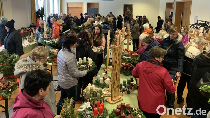 Kaum ein Besucher verließ den KAB-Weihnachtsbasar im Pfarrheimsaal mit leeren Händen. Bild: mez