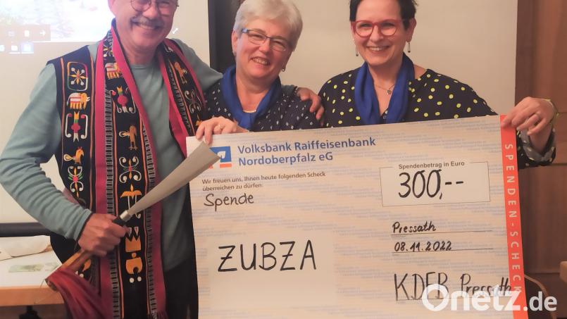 Im Rahmen der Jahreshauptversammlung der Ortsgruppe Pressath des Katholischen Frauenbundes überreichten die Teamsprecherinnen Christine Pfeiffer (Bildmitte) und Claudia Melchner (re) an Entwicklungshelfer Johann Rupprecht eine Spende von 300 Euro Bild: do