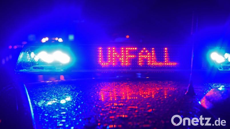 Der Schriftzug "Unfall" leuchtet zwischen zwei Blaulichtern auf dem Dach eines Polizeiwagens. Symbolbild: Stefan Puchner/dpa