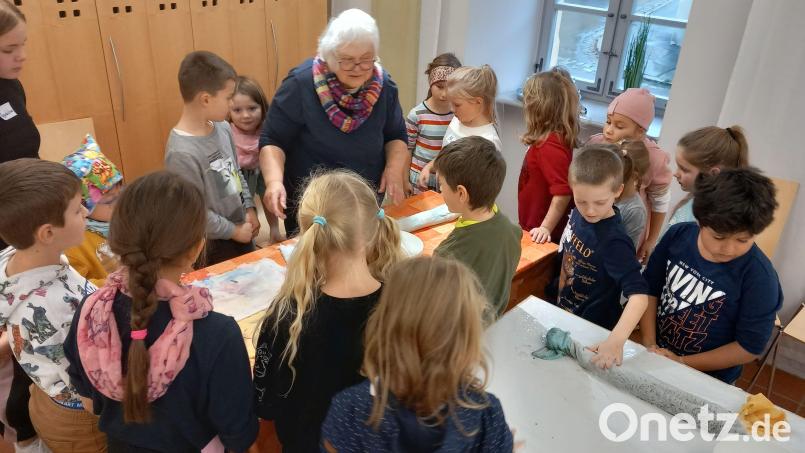 Anita Köstler (hinten, Mitte) zeigte den Kindern geduldig die Kunst des Filzens. Bild: Stadt Tirschenreuth/exb