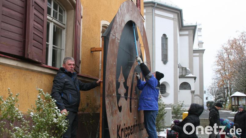 Das Aufstellen der schweren Freikrippe fordert von den Schnaittenbacher Krippenfreunden nicht nur Muskelkraft, sondern Fingerspitzengefühl. Denn das Versenken der Krippenpfeiler in die Halterungen ist Millimeterarbeit. Bild: ads