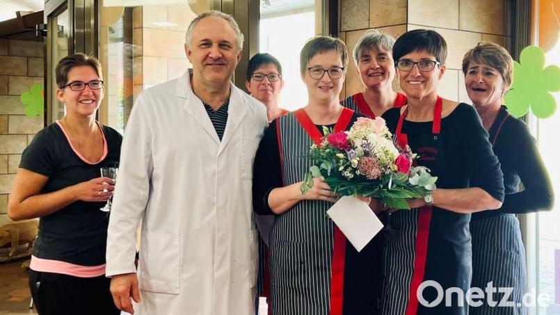 Seit 25 Jahren ist Sabine Holler (Mitte) bei der Metzgerei Spies in Schmidmühlen beschäftigt. Dazu gratulierten die Metzgereiinhaber und die Kollegen (von links): Daniela Lucht, Martin Spies, Daniela Schmitz, Sabine Holler, Petra Schaller, Gertraud Spies und Evi Meier. Bild: bö