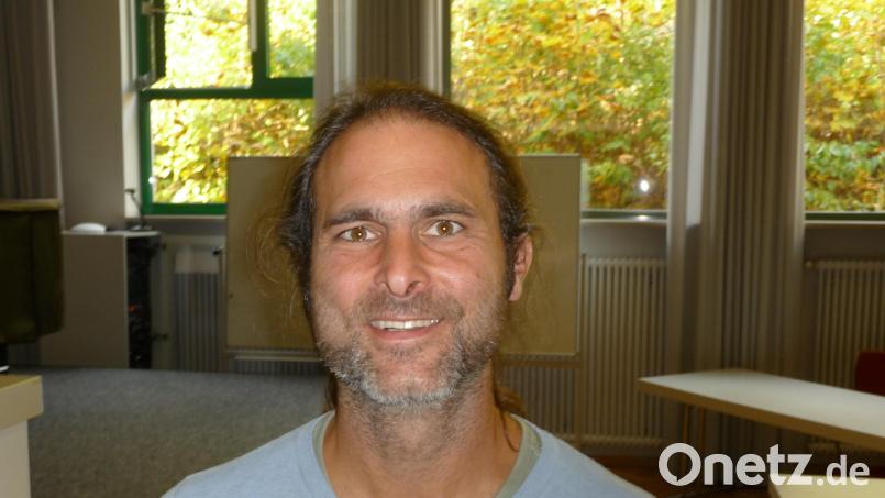 Vor insgesamt sechs Klassen aus der Berufsschule Sulzbach-Rosenberg hielt Michael Buschheuer, Gründer von Sea-Eye, einen Vortrag über Seenotrettung. Bild: bba