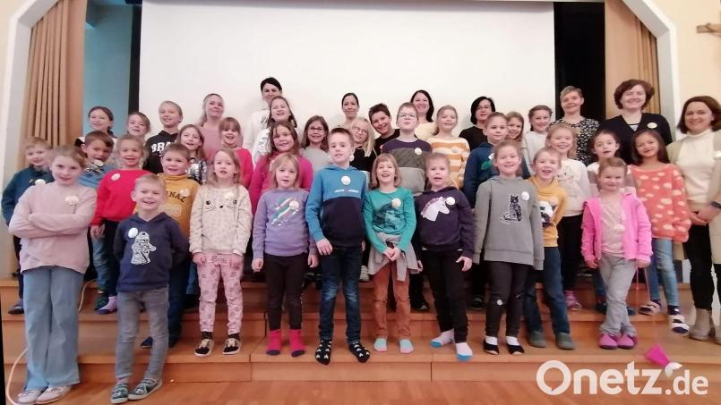Die TeilnehmerInnen des Kinderbibeltages und die HelferInnen mit Pastoralreferentin Maria Wagner. Bild: Pfarramt Bärnau/exb