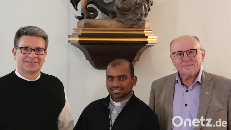 KAB-Kreispräses Pfarrer Michael Jakob (links) ernennt den neuen Kaplan von St. Georg Suresh Babu Kanumuri (Mitte) zum KAB-Ortspräses. Der KAB-Vorsitzende von St. Georg, Franz Hirmer (links), begrüßt den Kaplan als geistigen Beirat. Bild: ads