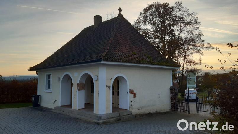 Das Leichenhaus im Friedhof Neudorf ist dringend sanierungsbedürftig. Nur wer muss sich eigentlich darum kümmern? Bild: bey