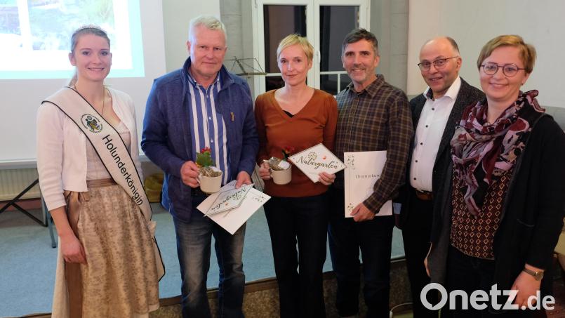 &quot;Wer in unsere Gärten schaut, der schaut in unsere Herzen&quot;, hieß es bei der Versammlung des Kreisverbandes für Gartenbau und Landespflege. Über die Gartenzertifizierung &quot;Bayern blüht - Naturgarten&quot; freuen sich Frank Gerstenmeier aus Eschenbach (Zweiter von links.) und Eva und Hans Peter Ottlinger aus Flossenbürg (Dritt und Vierter von links). Es gratulierten Holunderkönigin Monika Bernhard (links), OGV-Kreisvorsitzender Albert Nickl (Zweiter von rechts) und Kreisfachberaterin Maria Treiber. Bild: do