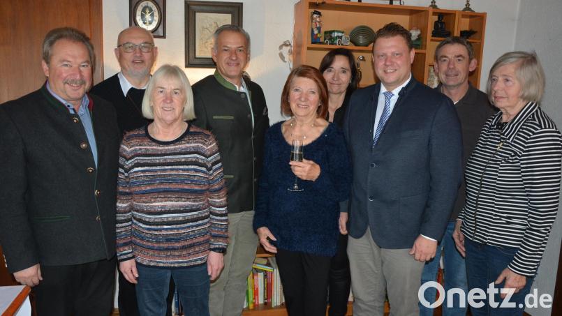 Mila Braun (Mitte) feierte am Samstag ihren 80. Geburtstag. Zu ihren Gästen zählten neben Tochter Tanja (Vierte von rechts), Schwiegersohn Heiko (Zweiter von rechts) und Schwester Monika (rechts) auch (von links) SPD-Ortsvorsitzender und Zweiter Bürgermeister Johann Brandl, Stadtpfarrer Anton Witt, Angelika Müller und Landrat Roland Grillmeier sowie Bürgermeister Stefan Grillmeier. Bild: jr
