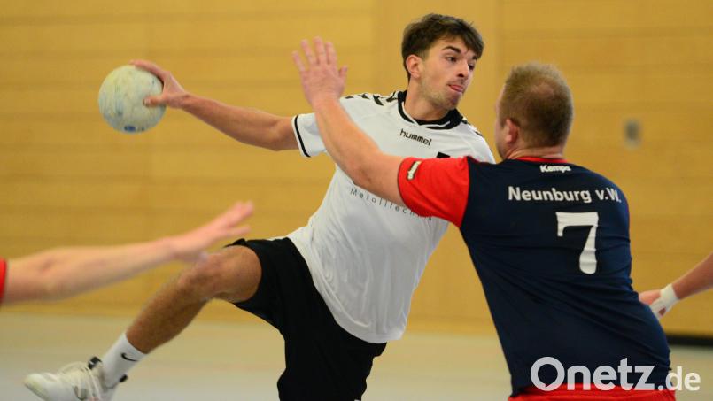 Die Männer der HSG Nabburg-Schwarzenfeld besiegten den FC Neunburg mit 24.19. In dieser Szene setzt Moritz Müller zum Wurf an, rechts der Neunburger Florian Guha. Bild: ham