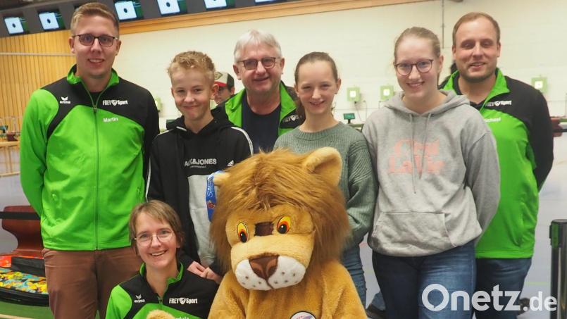 Die Mähringer Teilnehmer beim Tag der offenen Tür auf der Olympia Schießanlage. Im Bild: (stehend, von links) Vorsitzender Martin Riedl, Maximilian Schmeller, Dieter Beer, Amelie Müller, Antonia Lanzendörfer und Zweiter Jugendleiter Michel Riedl sowie (kniend) Jugendleiterin Cordula Müller mit Maskottchen „Guschu“, hinter dem sich Nationalkaderschützin Sabrina Hößl aus Fuchsmühl verbirgt. Bild: Schützenverein Linda/exb