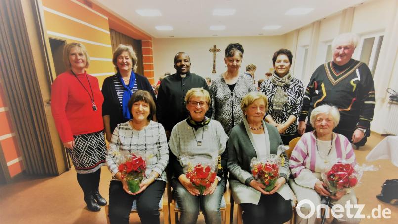 Die Vertreter der Kirche und des Frauenbunds dankten Anna Brenner, Anna Reindl, Gertraud Bauer und Rosa Kleber, die durch Tochter Katharina Roßmann (vorne, von rechts) vertreten wurde. Ehrennadeln für 40 Jahre erhielten Barbara Füssl und 30 Jahre Roswitha Fürtsch (Dritte und Zweite von rechts). Bild: gz