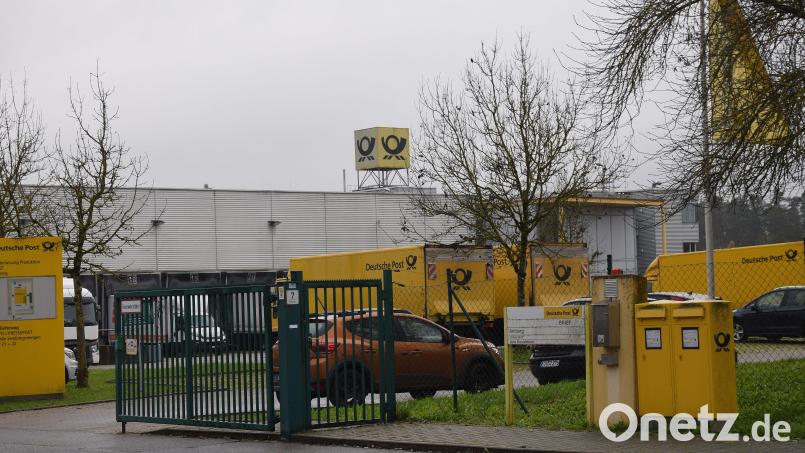 Mehr Personal, mehr Parkplätze: Die Deutsche Post AG errichtet 46 weitere Personal-Parkplätze im Briefzentrum in der Unteren Zell im Gewerbegebiet Schafhof. Der Gemeinderat Ebermannsdorf stimmte dem Baugesuch einstimmig zu. Bild: bö