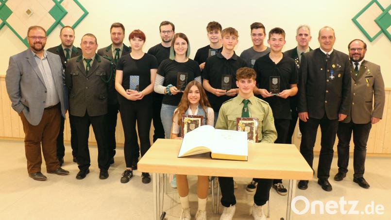 Der Schützenverein Kastl ehrte seine erfolgreichen Schützen. Eva Merkl und Fabian Plannerer (vorne) durften sich in das Goldene Buch der Gemeinde Kastl eintragen. Bürgermeister Hans Walter (links), Gauschützenmeister Andreas Michl und Wolfgang Bauer, Vizepräsident des Oberpfälzer Schützenbundes (von rechts), gratulierten. Bild: rpp