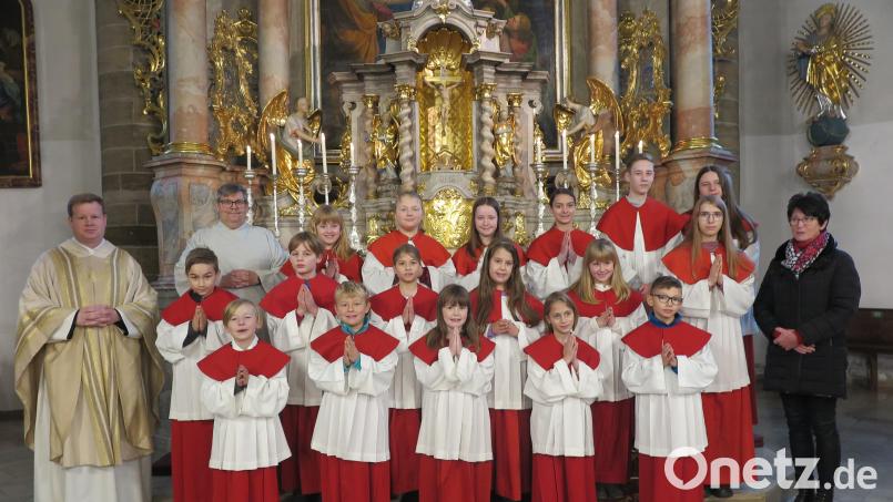 Nach dem feierlichen Gottesdienst versammelten sich die neuen Ministranten, die Gruppenleiter und der Altardienst zu einem Erinnerungsfoto auf den Stufen des Hochaltares. Bild: jzk