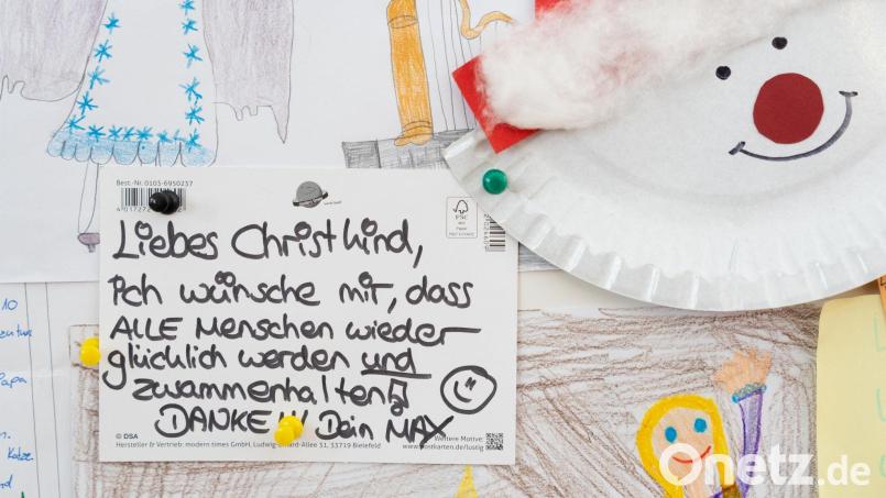 "Liebes Christkind, ..." - Briefe von Kindern an das Christkind hängen an einer Tafel im Weihnachtspostamt. Bild: Nicolas Armer/dpa/Symbolbild