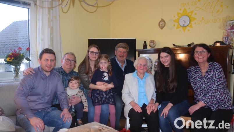 Im Kreise ihrer Familie feiert Else Dietl ihren 90. Geburtstag, zu dem auch Bürgermeister Martin Schregelmann die Glückwünsche der Gemeinde überbrachte. Bild: fz