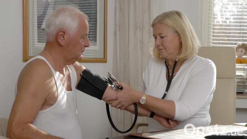 Im Landkreis Schwandorf gehen die Hausärzte aus. Viel Vertrauen geht verloren. Oft bleibt nur die Möglichkeit alle Praxen in der Nähe abzuklappern. Symbolbild: Uwe Anspach/dpa