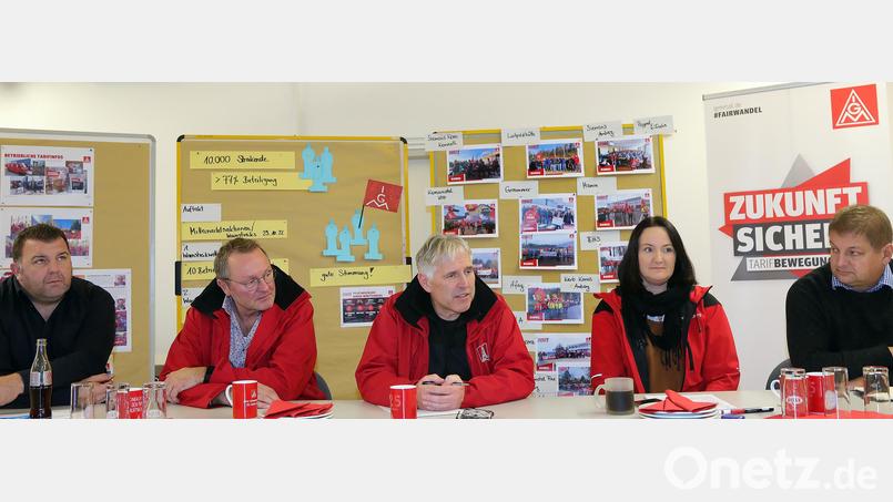 Zufriedene Gesichter bei der IG Metall (von links): Christian Zwack (Luitpoldhütte), Udo Fechtner (IGM), Horst Ott (IGM), Sabrina Feige (IGM) und Martin Heiß (Grammer). Bild: Wolfgang Steinbacher