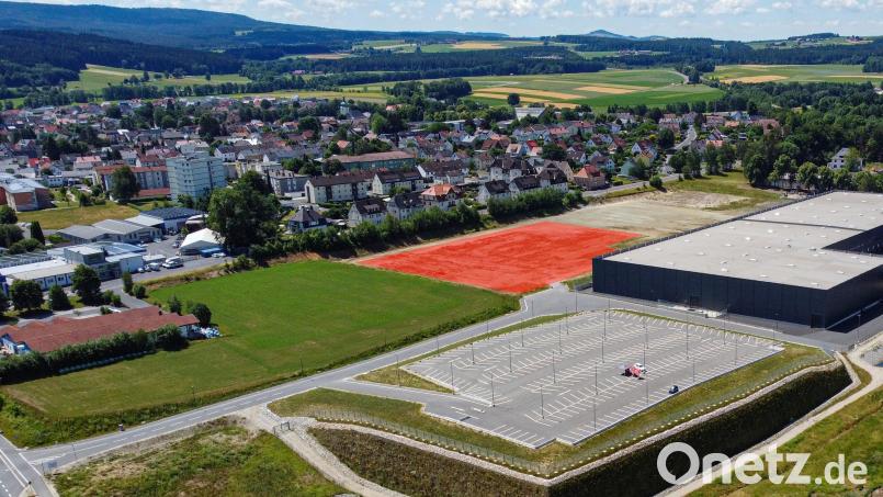Auf der rot eingefärbten Fläche soll der Neubau der Fertigungshalle der Firma Scherdel realisiert werden. Der Bereich dahinter ist ebenfalls im Besitz des Unternehmens und steht für eventuelle weitere Baumaßnahmen zur Verfügung. Bildmontage: Wolfgang Erhart/exb