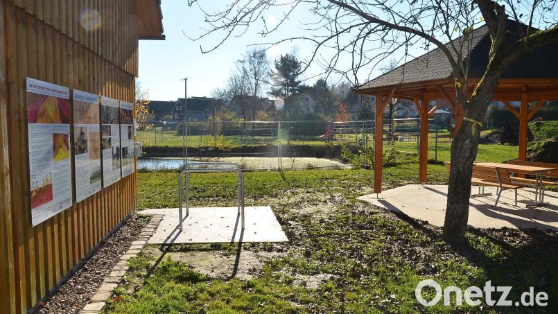 Der Spielpark in Hagendorf ist fast fertig. Am Gebäude sind die von Heimatpfleger Andreas Ringholz entworfenen Tafeln zur Bergwerksgeschichte des Waidhauser Ortsteils angebracht. Bild: fjo