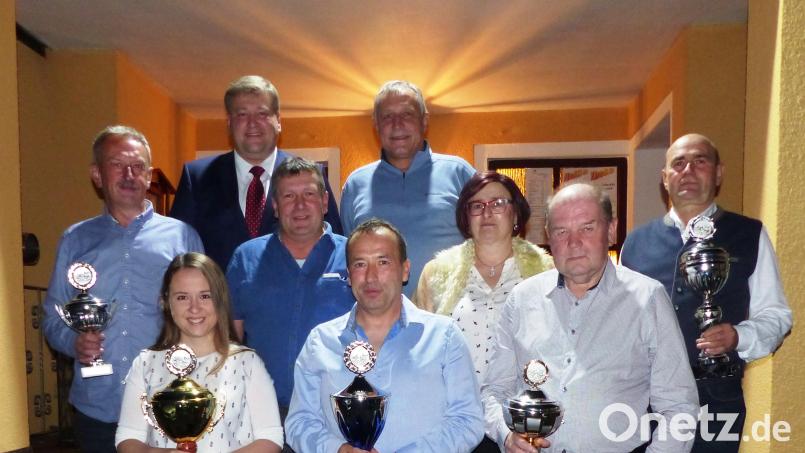 Die Sieger der Kastler Taubenfreunde (vordere Reihe, von links): Marie Lutter, Lothar Lutter und Alois Lang; (mittlere Reihe, von links): Lothar Ried, Stefan Lill, Elisabeth Lang und Willi Fehlner; hintere Reihe (von links): Bürgermeister Stefan Braun und Ludwig Maul. Bild: jp