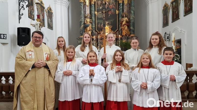 Beim Gottesdienst in der Wieskirche am Christkönigsfest wurden in Moosbach fünf neue Ministranten aufgenommen. Es sind dies: Theresa Grötsch, Lea Hoch, Theresa Drexler, Emma Scheck und Felix Liebl (vorne). Darüber freute sich und gratulierte Pfarrer Udo Klösel. Bild: gi