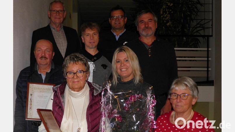 Volker Pöhlmann (hinten, von links) und Harald Schlöger zeichneten Maria Lamkowski, Anja Schulte und Thekla Franz (vorne, von links) sowie (zweite Reihe, von links) Reinhold Bayerl, Rüdiger Schulte und Herbert Koller aus. Bild: exa